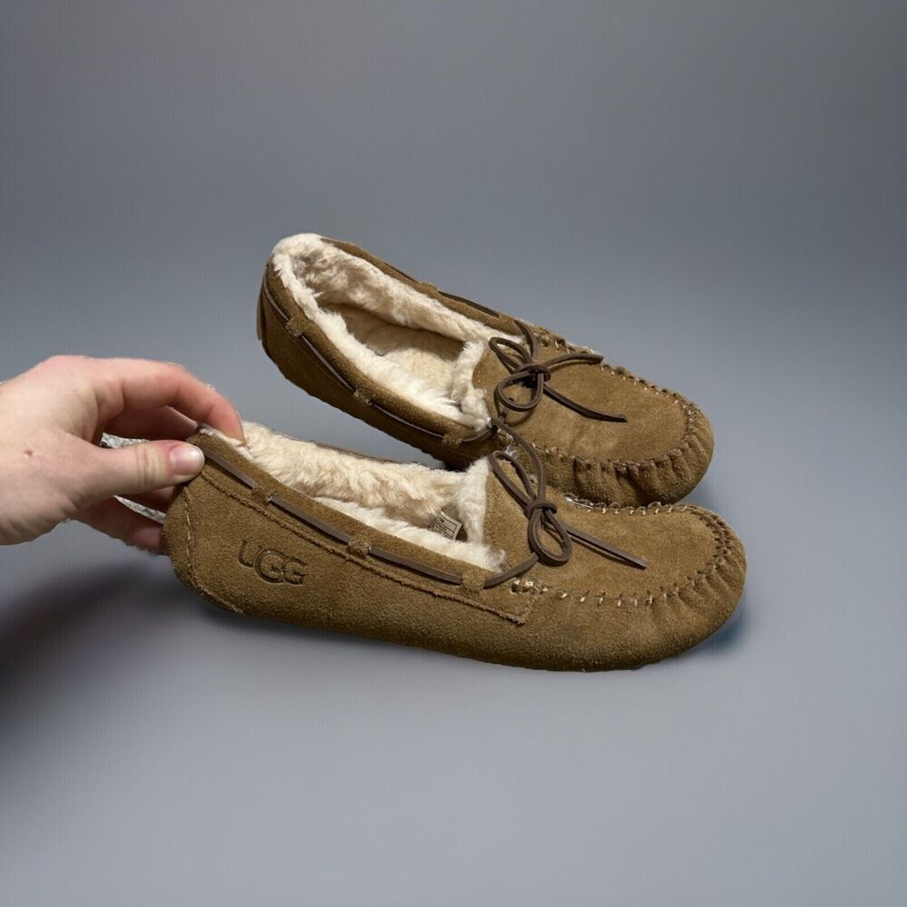 Women's UGG DAKOTA Suede Moccasin Slippers Size 6 1107949 CHESTNUT